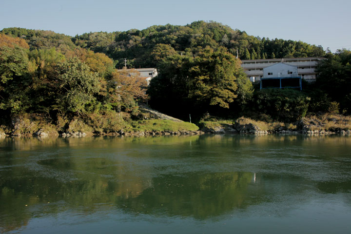 対岸から見た新村湊跡