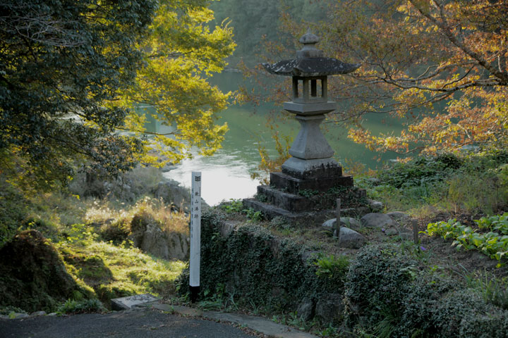 新村湊跡