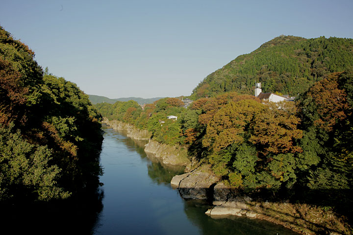 木曽川右手山頂は兼山城跡