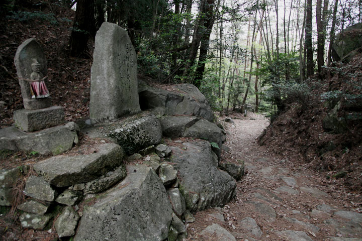 琵琶峠頂上の馬頭観音