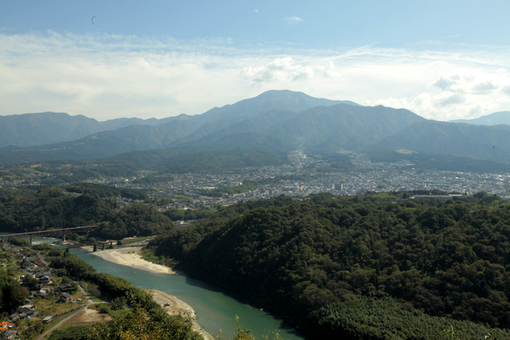 木曽川と中津川市街