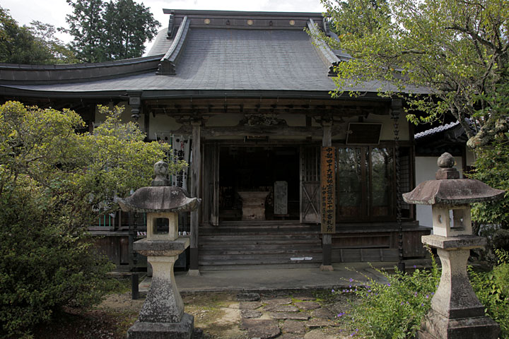 医王寺-別名、山中薬師といい、江戸時代には キツネ膏薬で有名