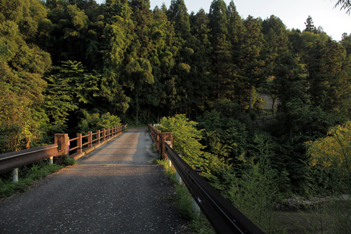 落合川を渡り十曲峠へ