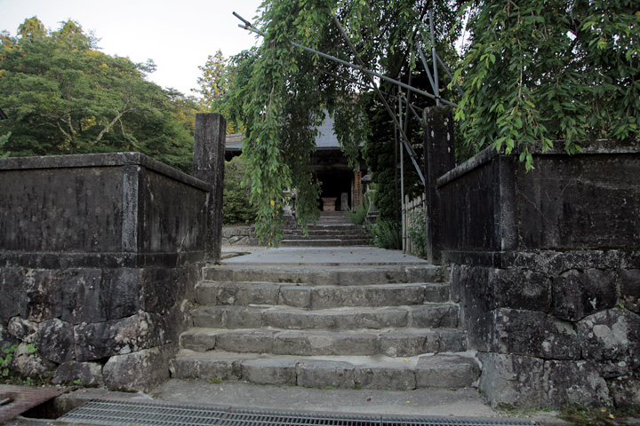 中山道前の医王寺山門