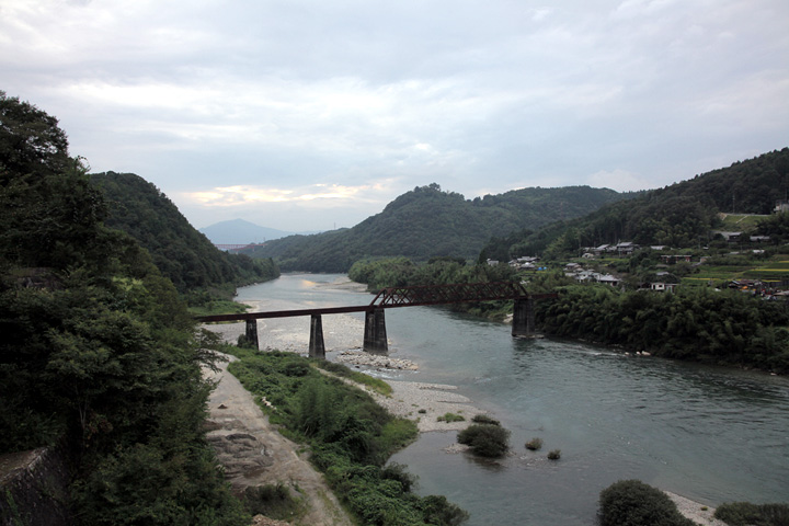 木曽川から見た苗木城(右山頂)