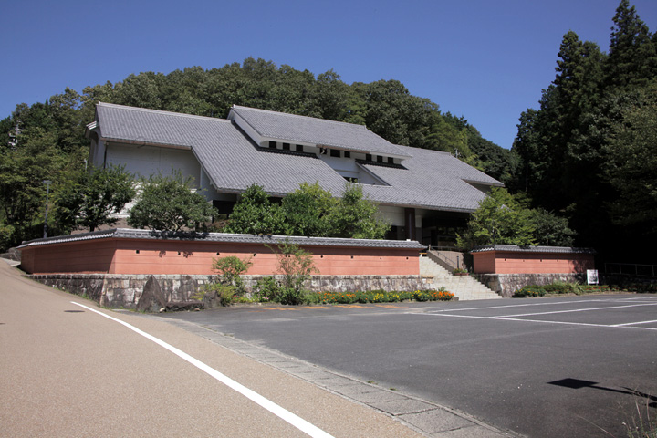 遠山史料館-苗木遠山家の資料を中心に，苗木領と苗木城に関わる貴重な資料を展示し、 関連する資料の調査・研究も行っている