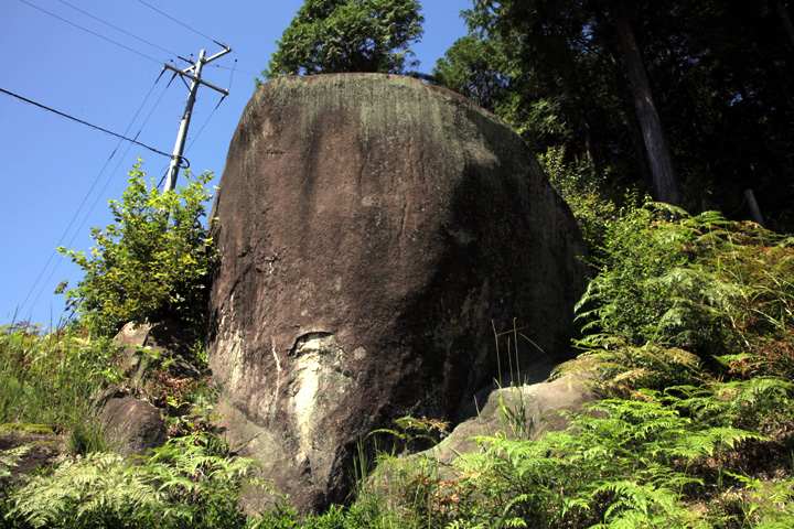 女男岩- 苗木藩の藩主は、立派な世継ぎを授かることを願ってこの岩を女男岩と名づけた