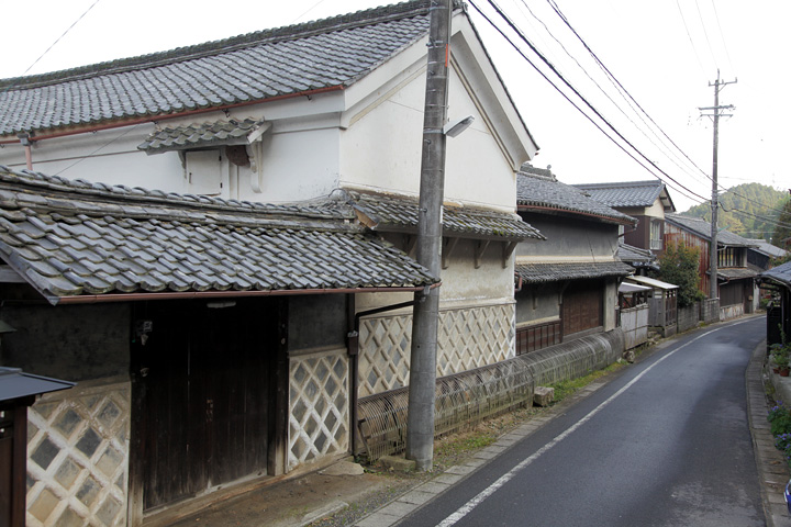 神明神社前から観音堂方向を見る　問屋 新森 森川家