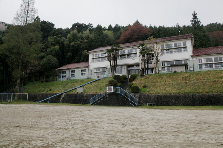 小学校になっている大湫宿本陣跡