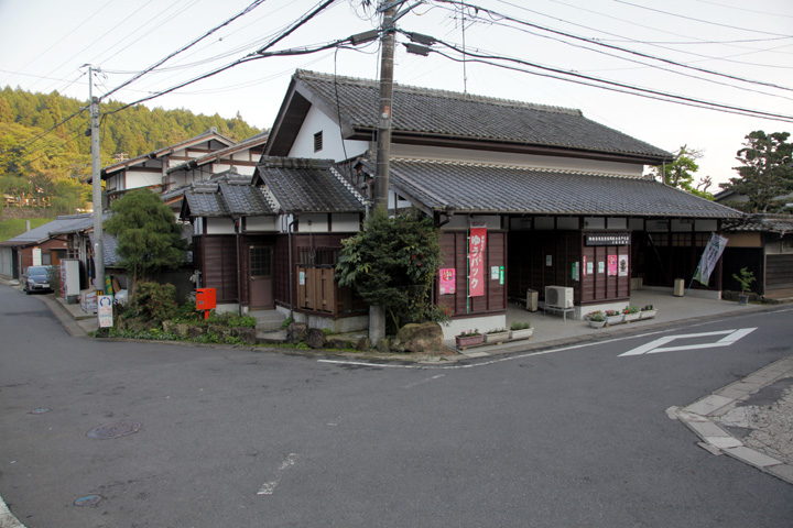 枡形の曲折点 若竹屋は大湫宿唯一の店