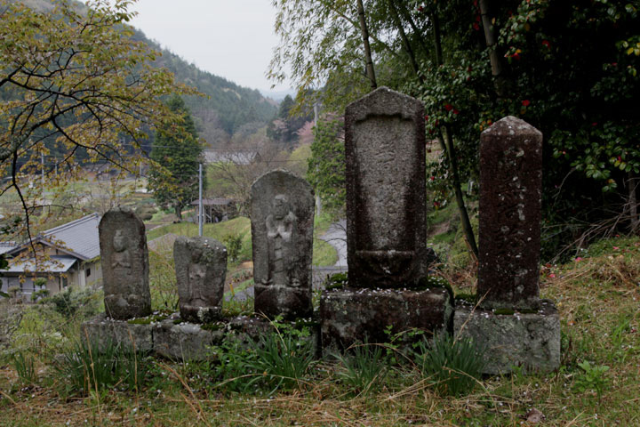 寺坂の石仏群-宿の東の鬼門よけとして建てられた