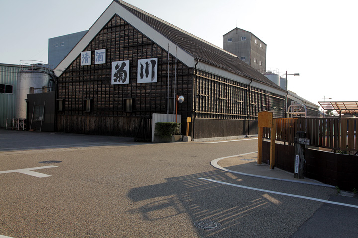 鵜沼宿本陣跡(右)と菊川酒造