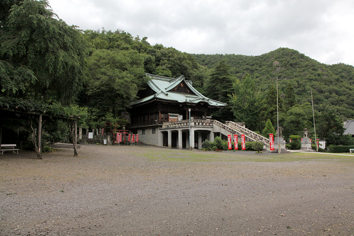 川上貞奴の菩提寺 貞照寺 背後の山をうとう峠が走る