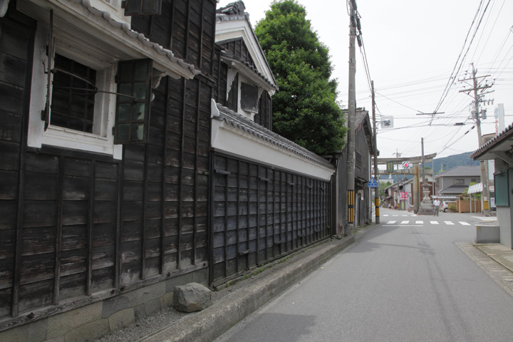 南宮大社一の鳥居付近の蔵