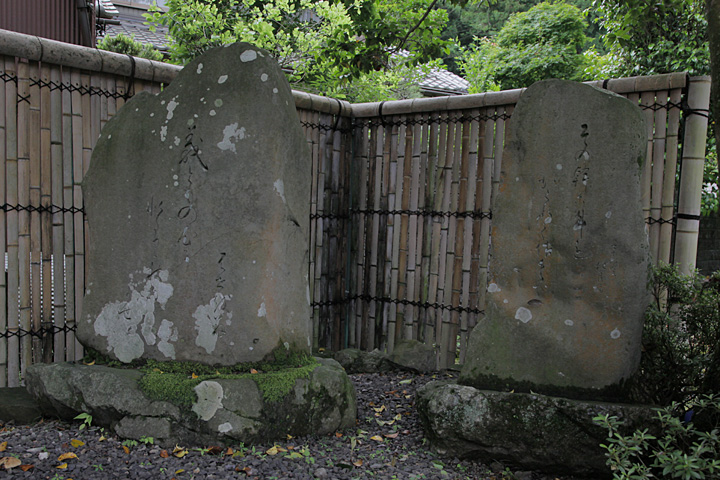 芭蕉句碑と化月坊