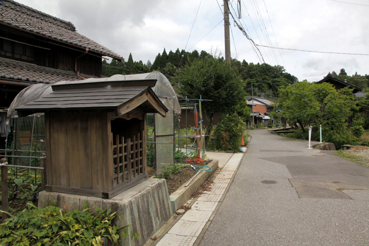 常盤御前墓前の中山道