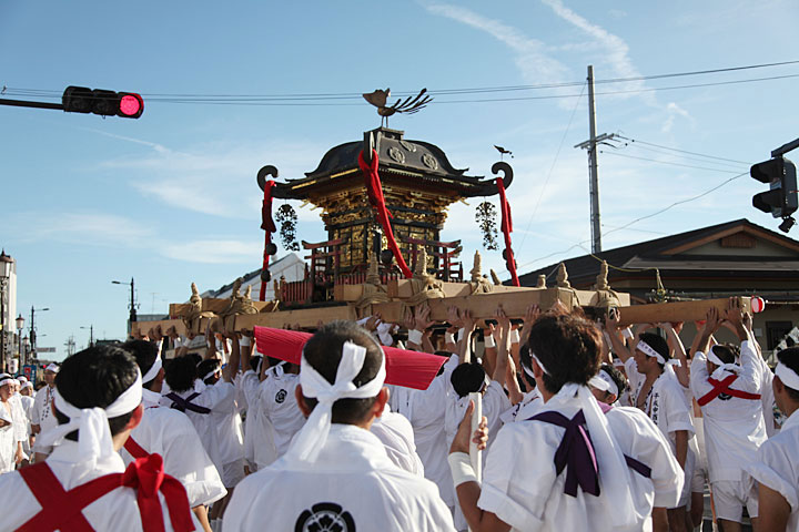 町を練り歩く神輿（みこし）