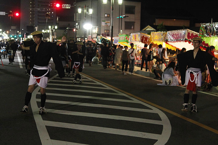 夜まで繰り広げられる