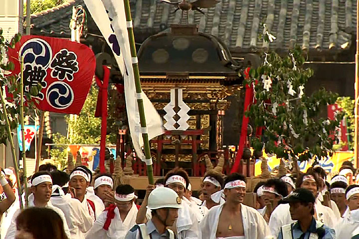 町を練り歩く神輿（みこし）