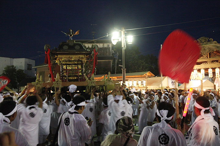 町を練り歩く神輿（みこし）