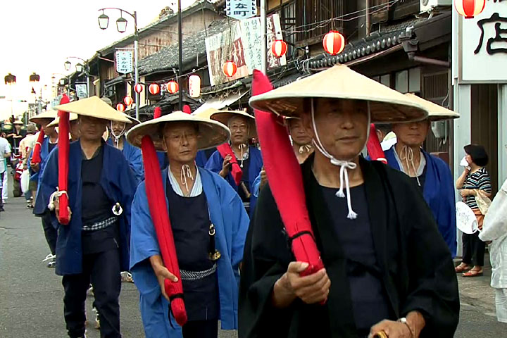 鉄砲を抱えた隊列