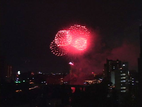 次々に花火の打上げが行われる