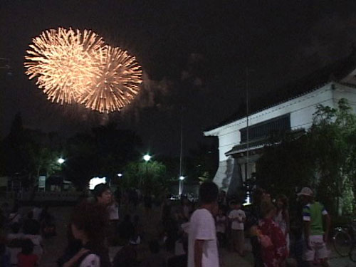 大手門（復元）越しに見る花火