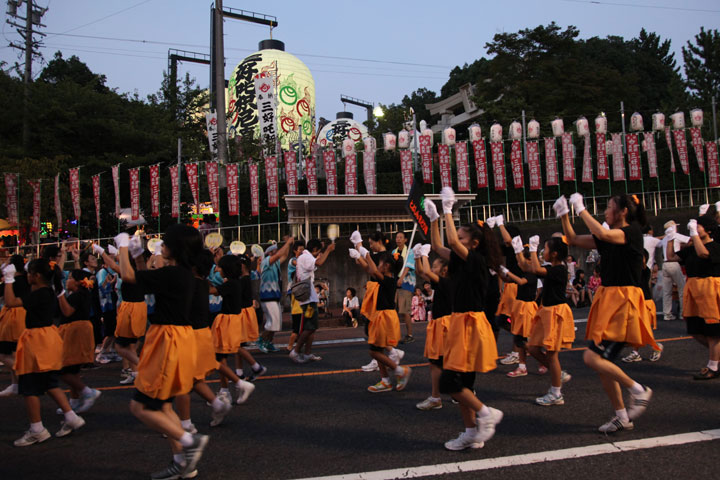 大提灯の前を踊り手が行き交う