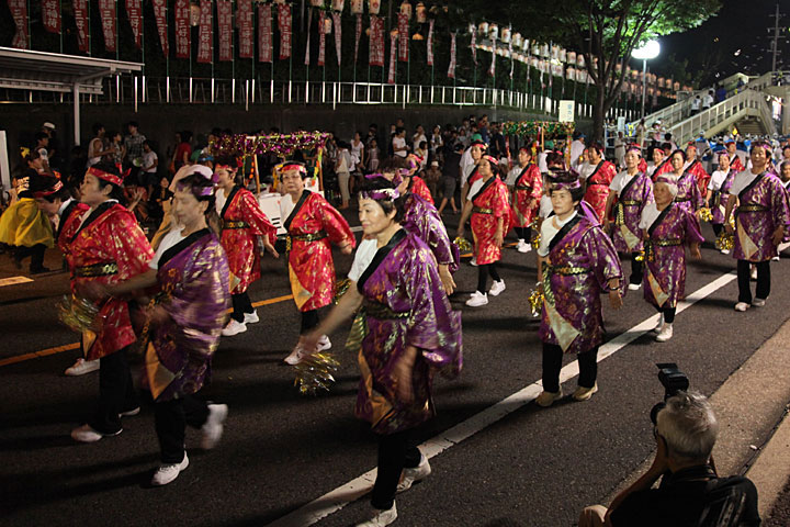 老若男女が元気に踊る