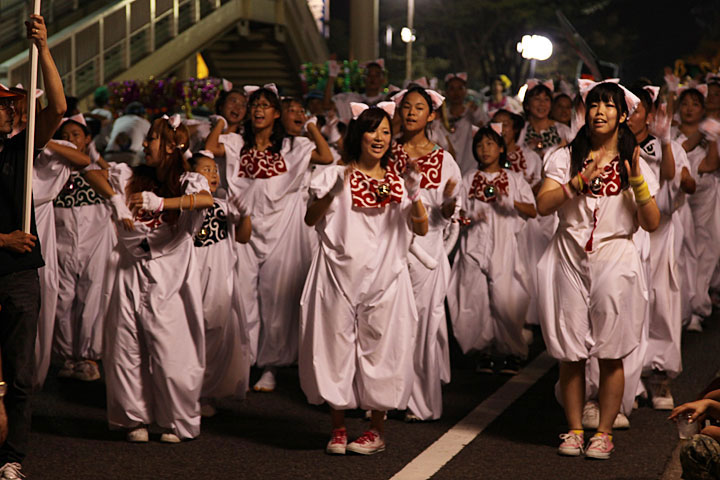 チーム毎に趣向を凝らした衣装で踊る