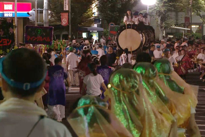 大きな太鼓も祭を盛り上げる