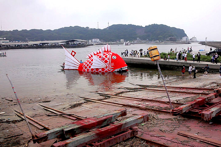 海中遊泳を終え、引き上げられる鯛