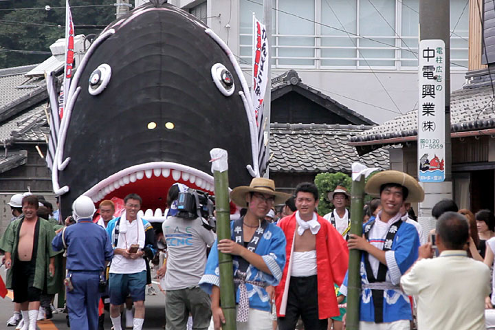 町内を練り歩く