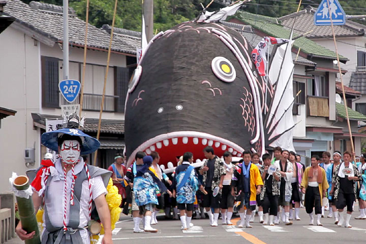 町内を練り歩く