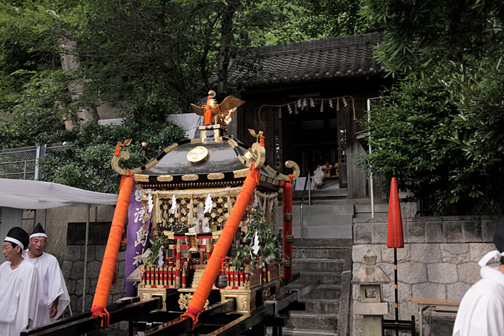 津島神社へ到着、還御される神輿