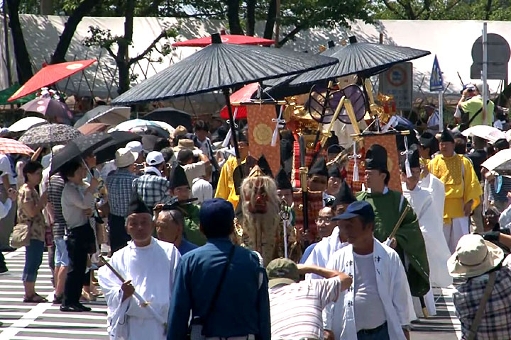 御旅所から津島神社へと「神輿還御」の行列が出発