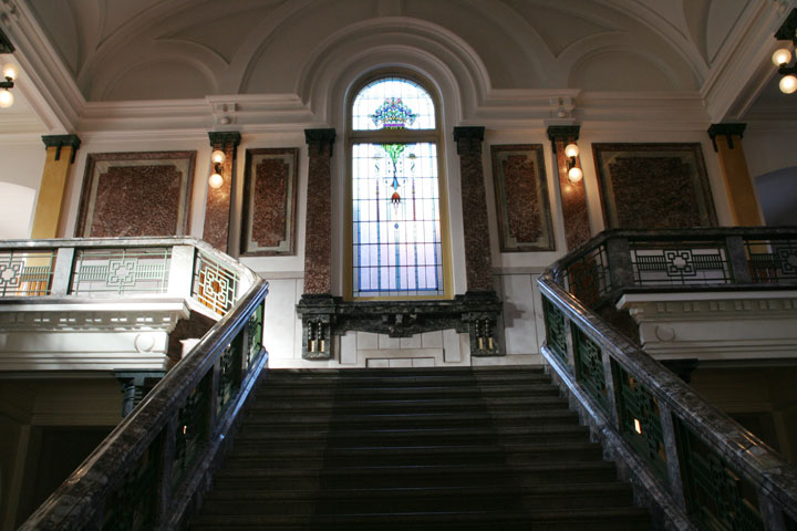 中央階段（重要文化財)とステンドグラス
