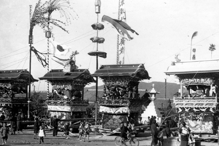 八劔神社前山車揃え