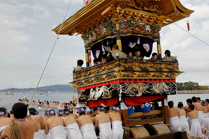 海に入る上区の山車