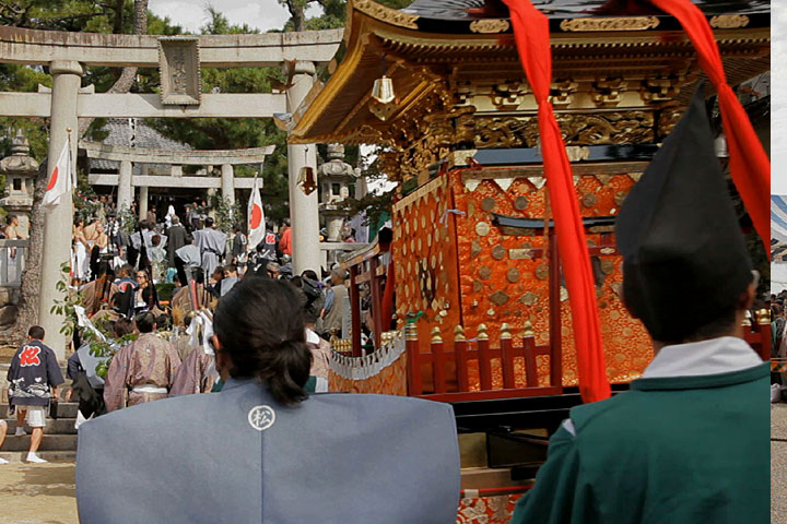 若宮神社本殿へ向かう神輿