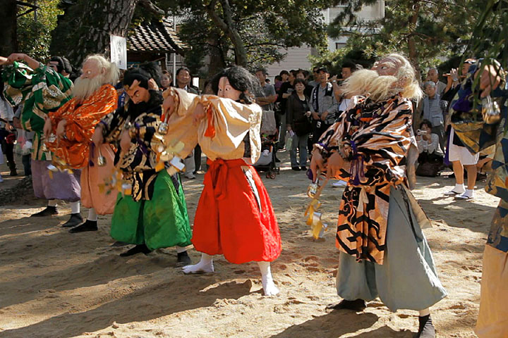 神社境内で舞われる「扇の舞」