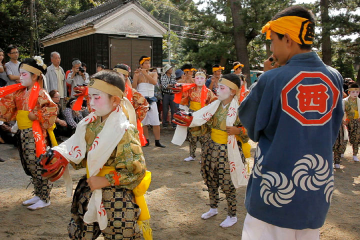 神社境内で舞われる「子踊り」