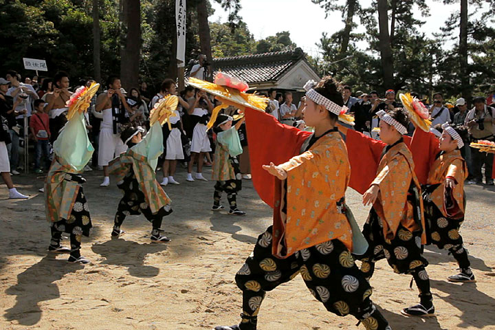 神社境内で舞われる「子踊り」