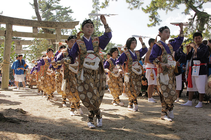 神社境内で舞われる「子踊り」