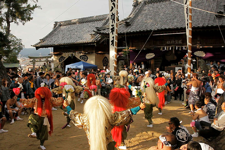 本殿前で奉納される「連獅子」