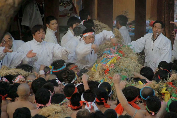 拝殿に奉納される「なおい笹」