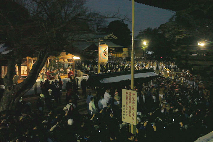 日も落ち楼門を入る神男