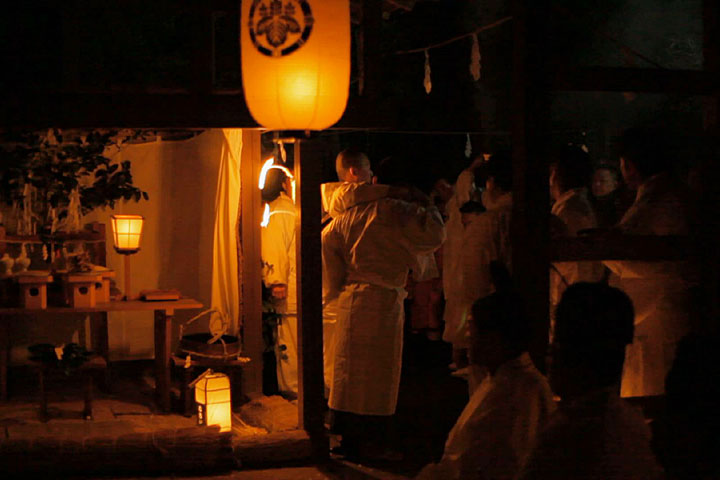 土餅を背負った儺負人(神男)