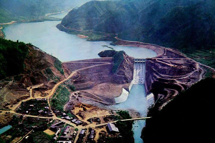 下流から見た牧尾ダム　提供：愛知用水総合管理所