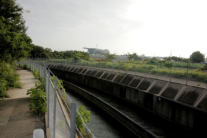 競馬場付近の開水路